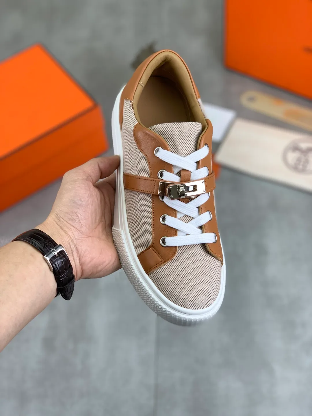Men's men's shoes 💰P640 New Hermes top version Hermès classic couple style #𝐊𝐞𝐥𝐥𝐲 buckle casual white shoes skateboard shoes that will not conflict with shoes at all. Full of unknowns, Hermès rarely produces flat casual shoes and they are paired with classic palladium-plated Kelly shoe buckles! You'll fall in love with it at first sight. It's super versatile and can be worn with any skirt or pants. 🉑️Close your eyes and wear it. It's super noble. Fabric: Specific cowhide/canvas material. Lining: Sheepskin lining. Outsole: Original molded TPU outsole. Size: 35-45.